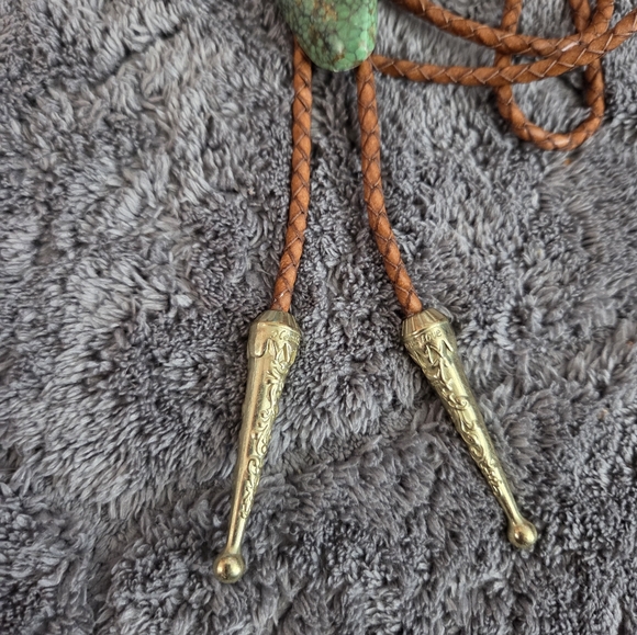 Western brown faux leather bolo tie with  Green Turquoise stone Rodeo Festival - Picture 2 of 7